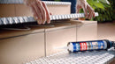 O cola e veda total tech da ceys é super resistente podendo ser utilizado para colar superfícies pesadas, como a demonstrada na imagem, onde um metal antiderrapante é colado a umas escadas de tijolo.