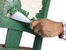 Utilizador a aplicar o decapante removedor de tintas em metais.