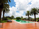 Deck de madeira protegido com o óleo protetor Bondex Deck Protect ou Bondex Garden Protect.