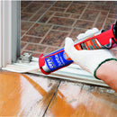 Utilizador a aplicar a massa acrílica 
 "juntas e fendas flex" da ceys em paredes.