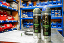 Duas latas de Spray Marking Paint, da Montana Colors, pousadas sobre uma mesa num armazém. Este spray foi especialmente desenvolvido para a marcação temporária em superfícies.