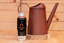 Por menor de uma lata de Spray Rust Effect Paint, da Montana Colors, junto a uma caneca que foi pintada com o referido spray.