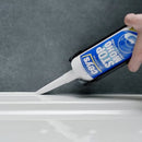 Pormenor de utilizador a aplicar o Stop Mofo Protection da Ceys num poliban.