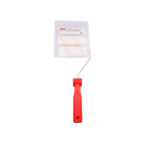 Rolo de pintura mini antigota com carga de dez centímetros e armação com cabo de plástico. Cabo vermelho, armação metalizada e rolo branco com riscos amarelos.