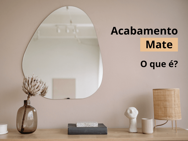 Imagem da parede de um quarto com cor creme e um espelho em formato oval. Na imagem consta a seguinte frase: Acabamento Mate. O que é?. A imagem ilustra um texto que explica o que é um acabamento mate.