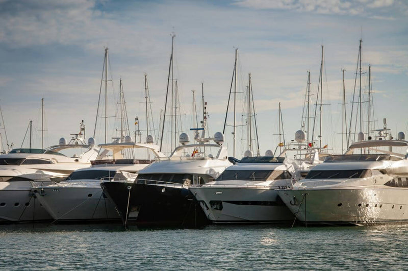 Barcos de recreio após a aplicação de tinta antifouling adquiridos na Tintas e Pinturas, uma importante empresa de revenda de tintas marítimas em Portugal.