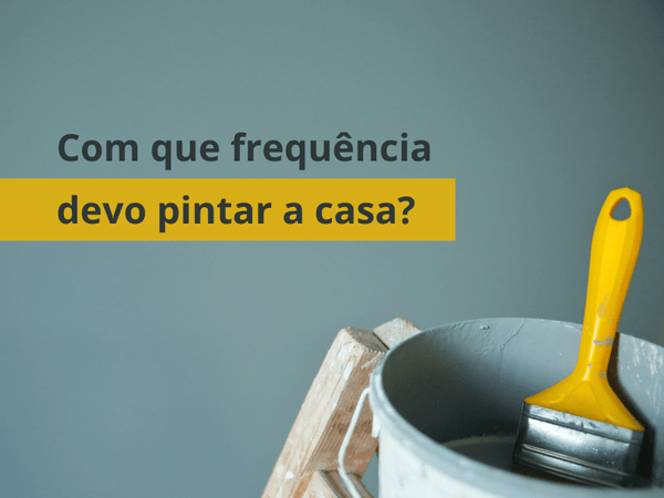 Trincha dentro de uma lata de tinta com a seguinte frase em destaque: COM QUE FREQUÊNCIA DEVO PINTAR A CASA?
