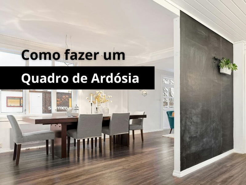 Parede pintada com tinta de ardósia numa cozinha habitacional. Por cima da imagem surgem as palavras COMO FAZER UM QUADRO DE ARDÓSIA.