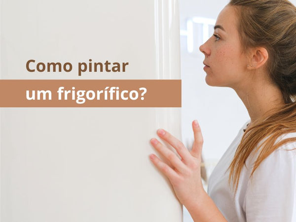 Jovem do género feminino a abrir a porta de um frigorífico. A imagem ilustra o artigo COMO PINTAR UM FRIGORIFICO, publicado no blogue da Tintas e Pinturas.