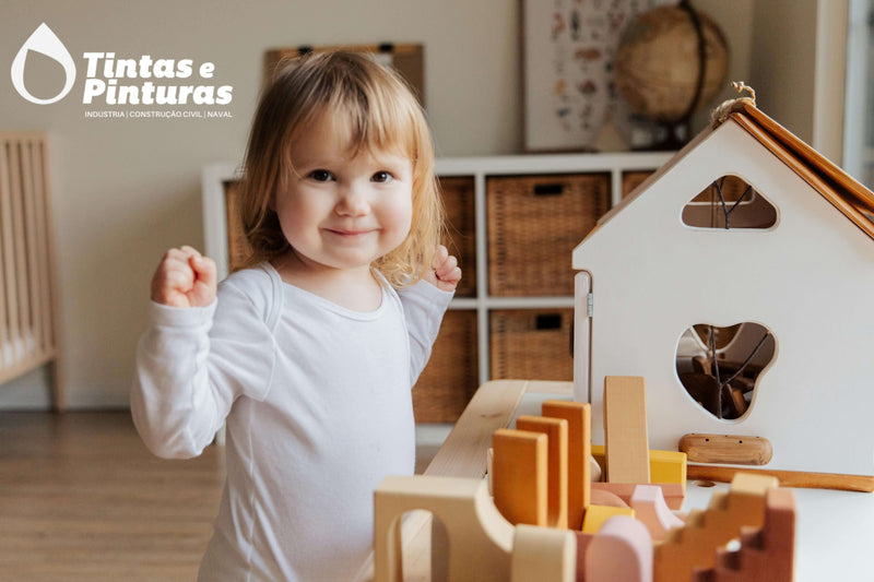 Criança a brincar no seu quarto, com o logo da Tintas e Pinturas por trás.