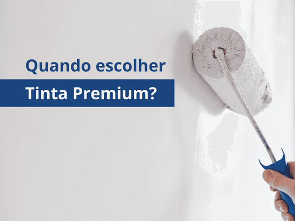 Parede onde se encontra a ser aplicada tinta premium branca, ilustrando o artigo QUANDO ESCOLHER TINTA PREMIUM?