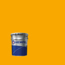 Lata de Hempatex Enamel 56360 da Hempel sobre um fundo amarelo segurança, cor identificada pelo fabricante com o número 27030, que corresponde ao código RAL 1003.