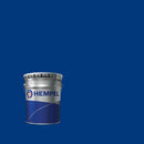 Lata de Antifouling Oceanic+ 73902 da Hempel sobre um fundo azul ultramarino, cor identificada pelo fabricante com o número 30170, que corresponde ao código RAL 5002.