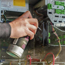 Ar Comprimido em Spray da Montana Colors, um spray de sopro idealizado para limpar a sujidade solta e as poeiras em equipamentos eletrônicos como computadores, impressoras, teclados, máquinas fotográficas, máquinas de filmar, equipamentos de escritório diversos, etc... Na imagem vê-se um aplicador a utilizar o Spray de Ar Comprimido para limpar o interior de um computador.