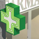 Cruz verde de farmácia ancorada com a bucha química poliéster extremamente resistente da Ceys.