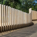 Cerca de madeira num jardim após ter sido tratada e envernizada com os produtos para madeira da marca Pinturas Proa, adquiridos na loja de tintas online TINTAS E PINTURAS.