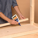 Pormenor de utilizador a aplicar o Ceys Cola Madeira numa mesa de madeira.