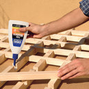 Pormenor de pessoa a aplicar a cola madeira branca da ceys para colar peças de madeira.