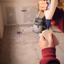 Pormenor de utilizador a aplicar a cola madeira branca profissional da ceys num bloco de pavimento.