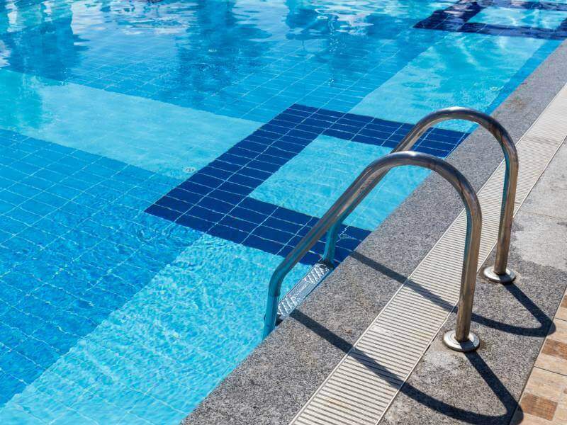 Piscina cujo nível de ph foi nivelado com o diminuidor de ph para piscinas sólido da Grouht, denominado Dimigrou S.