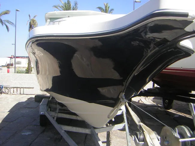 Pormenor de um barco onde foi aplicado o esmalte de poliuretano bicomponente da marca Pinturas Proa.