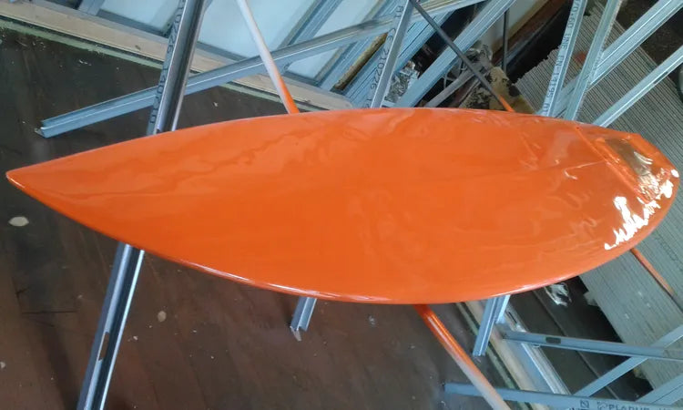 Imagem de uma prancha de surf onde foi aplicado o esmalte de poliuretano de dois componentes da marca Pinturas Proa.