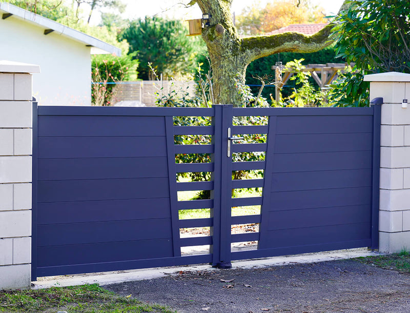 Galvaproa aplicado num portão de jardim azul.