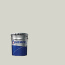 Lata do Hempadur Mastic 45880 da Hempel sobre um fundo branco acinzentado, cor identificada pelo fabricante com o número 17620, que corresponde ao código RAL 9002.