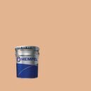 Lata de Hempadur Quattro da Hempel sobre um fundo creme, cuja cor é identificada com o código 22090.