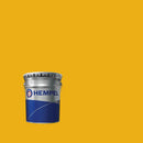 Lata de Hempathane Topcoat da Hempel sobre um fundo amarelo, cor identificada pelo fabricante com o número 20300.