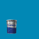 Lata de Hempathane Topcoat da Hempel sobre um fundo azul luminoso, cor identificada pelo fabricante com o número 35120, que corresponde ao código RAL 5012.