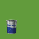 Lata de Hempathane Topcoat da Hempel sobre um fundo verde amarelado, cor identificada pelo fabricante com o número 42170, que corresponde ao código RAL 6018.