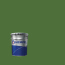 Lata de Hempathane Topcoat da Hempel sobre um fundo verde relva, cor identificada pelo fabricante com o número 35120, que corresponde ao código RAL 6010.