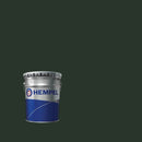 Lata do Hempel's 464DE da Hempel sobre um fundo verde inglês, cor identificada pelo fabricante com o número 47090, que corresponde ao código RAL 6009.