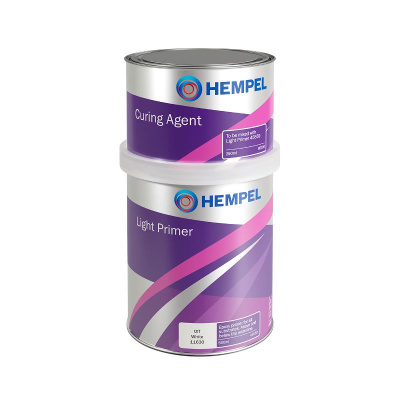 Latas dos dois componentes do Hempels Light Primer. Trata-se de um primário da Hempel que pode ser adquirido na Tintas e Pinturas. A Tintas e Pinturas é uma empresa que fornece soluções de pintura e proteção anticorrosiva adaptadas às necessidades dos setores industrial, naval e da construção civil. A Tintas e Pinturas possui uma loja de tintas em Viana do Castelo, e uma loja de tintas online.