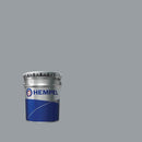 Lata de Hemuthane Enamel da Hempel sobre um fundo cinzento janela, cor identificada pelo fabricante com o número 17700, que corresponde ao código RAL 7040.