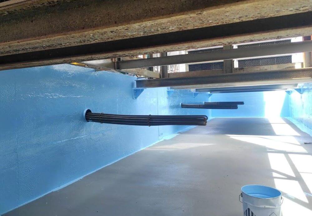 Impermeabilização por poliureia num tanque de água. A Tintas e Pinturas é uma empresa que fornece soluções de pintura e proteção anticorrosiva adaptadas aos setores industrial, naval e da construção civil. No âmbito da sua atividade a empresa executa também serviços de marcação de sinalização de segurança por pintura, pintura de pavimentos industriais e pintura anticorrosiva.