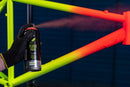 Pormenor de aplicador a utilizar o Spray MTN Fluorescente no quadro de uma bicicleta.