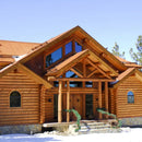 Habitação com fachada em madeira, tratada e envernizada com os produtos para madeira da marca Pinturas Proa, que podem ser adquiridos na loja de tintas online TINTAS E PINTURAS.