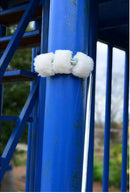 Rolo para pintar tubos a ser utilizado numa superfície cilíndrica azul.