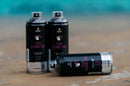 Três latas do spray de álcool etílico 70% da Montana Colors pousadas sobre o solo. Este spray é perfeito para desinfetar todo o tipo de superfícies.