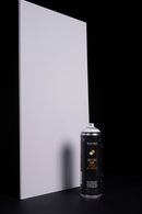 Embalagem do Spray Anti-Manchas da Montana Colors junto a um quadro em branco.