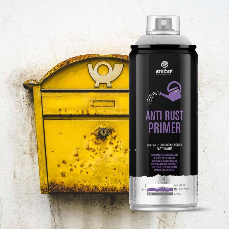 Lata de Spray Anti Rust Primer ao lado de uma caixa de correio de metal que necessita de pintura.