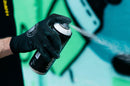 Grande plano de Spray MTN Hardcore a ser utilizado num projeto de graffiti, com o difusor Pocket Fat Cap instalado.