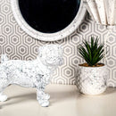 Objetos decorativos após serem pintados com o Spray Efeito Mármore da Montana Colors. Os objetos pintados e demonstrados na imagem são um cão e um vaso.