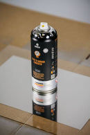 Lata de Spray Glass to Mirror Converter, da Montana Colors, pousada sobre uma superfície pintada. Este spray aerossol foi concebido para converter superfícies de vidro em espelho.