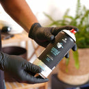 Utilizador a mostrar, em grande pormenor, a lata do Spray Gotelé Textura para Paredes da Montana Colors.