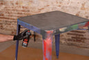 Pormenor de aplicar a pintar uma mesa metálica com o Spray MTn Anticorrosive Paint da Montana Colors.