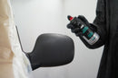 Pintor a utilizar o Spray MTN Bumper Paint para pintar o para-choques do retrovisor exterior.