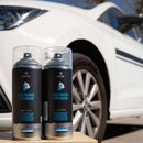 Duas latas do Spray MTN Peel Coating da Montana Colors em frente a um automóvel no qual foram utilizadas.